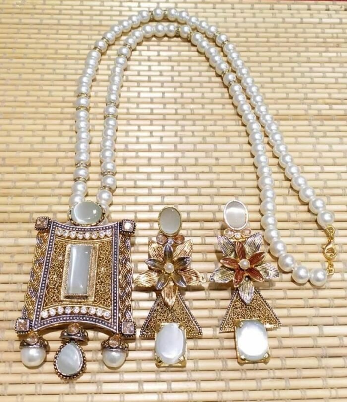 White locket set - Image 1